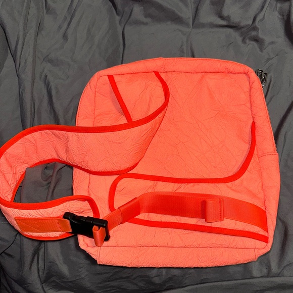 Off-White
logo-print messenger bag
FARFETCH - Picture 8 of 11